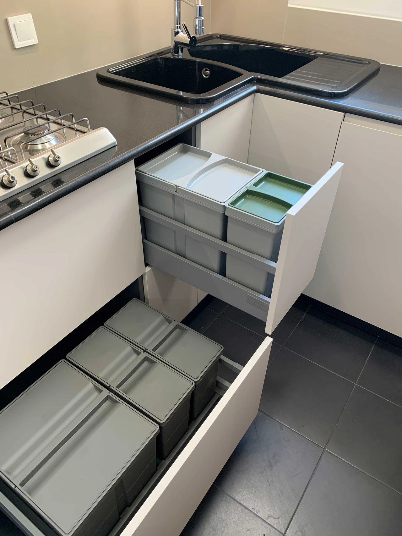 Cajones interiores de cocina con cubos de reciclaje