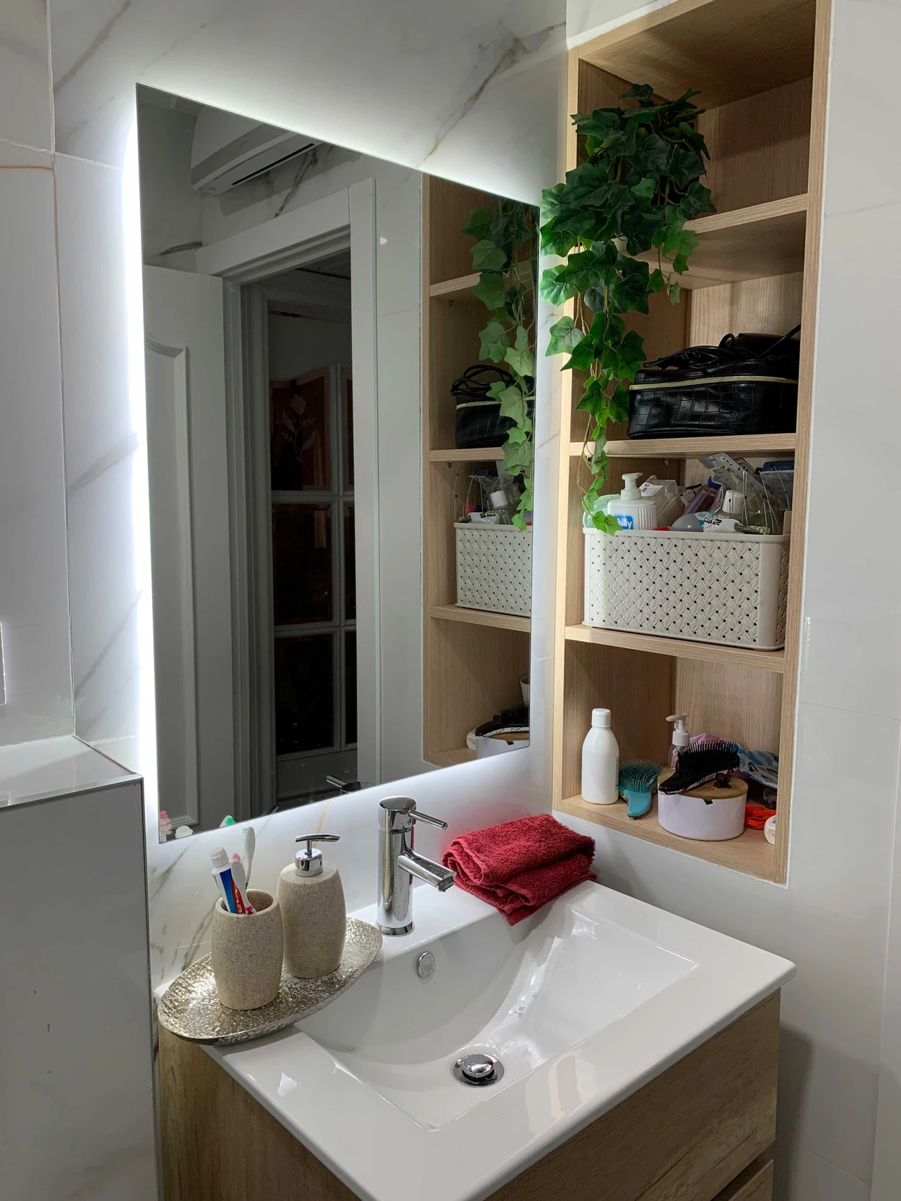 Mueble de baño con espejo LED y estantería de madera