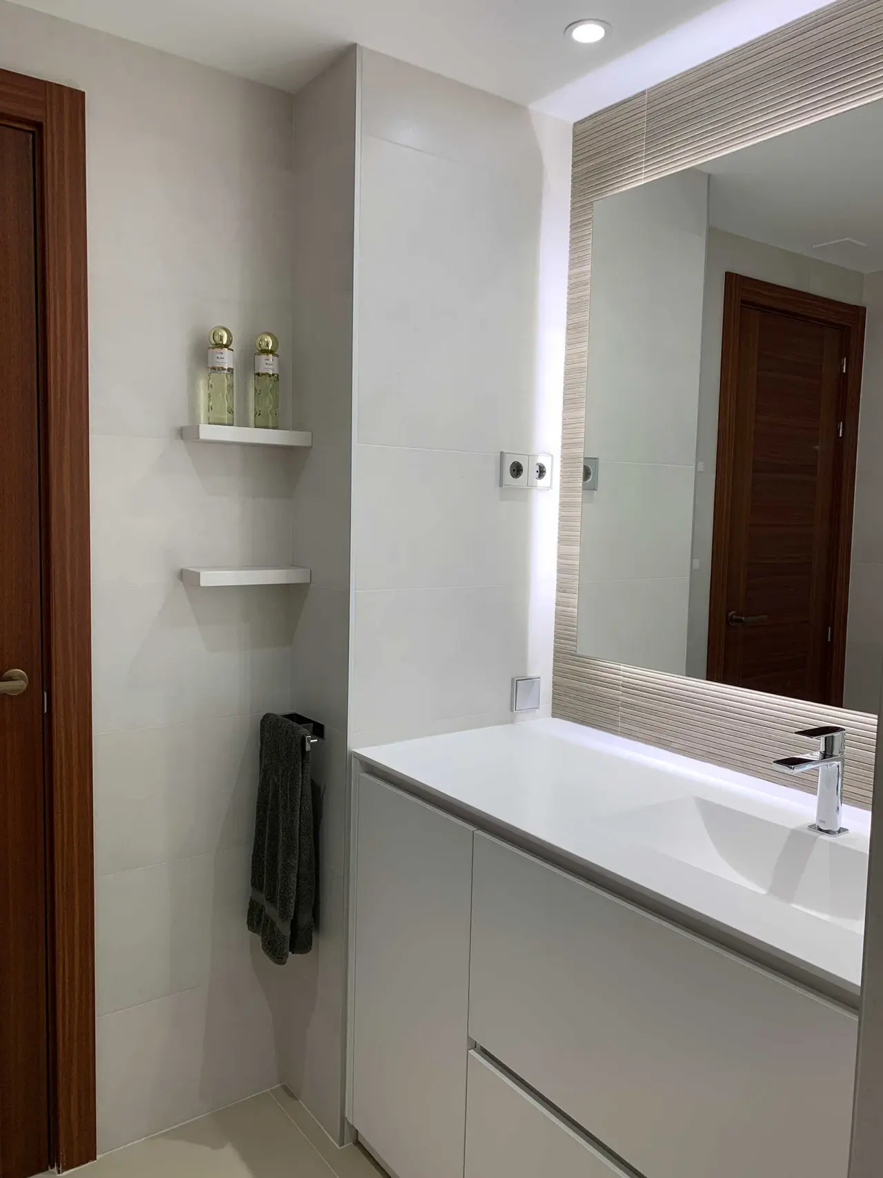 Mueble de baño blanco con espejo retroiluminado