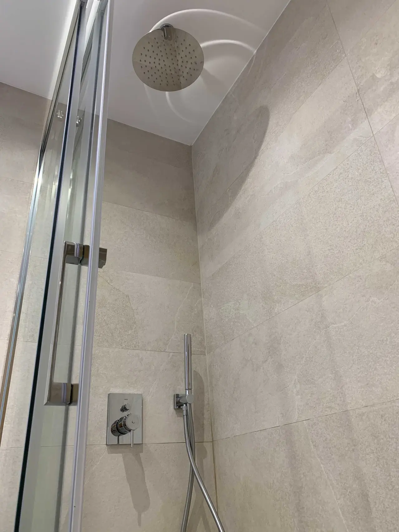 Ducha empotrada con grifería cromada de techo