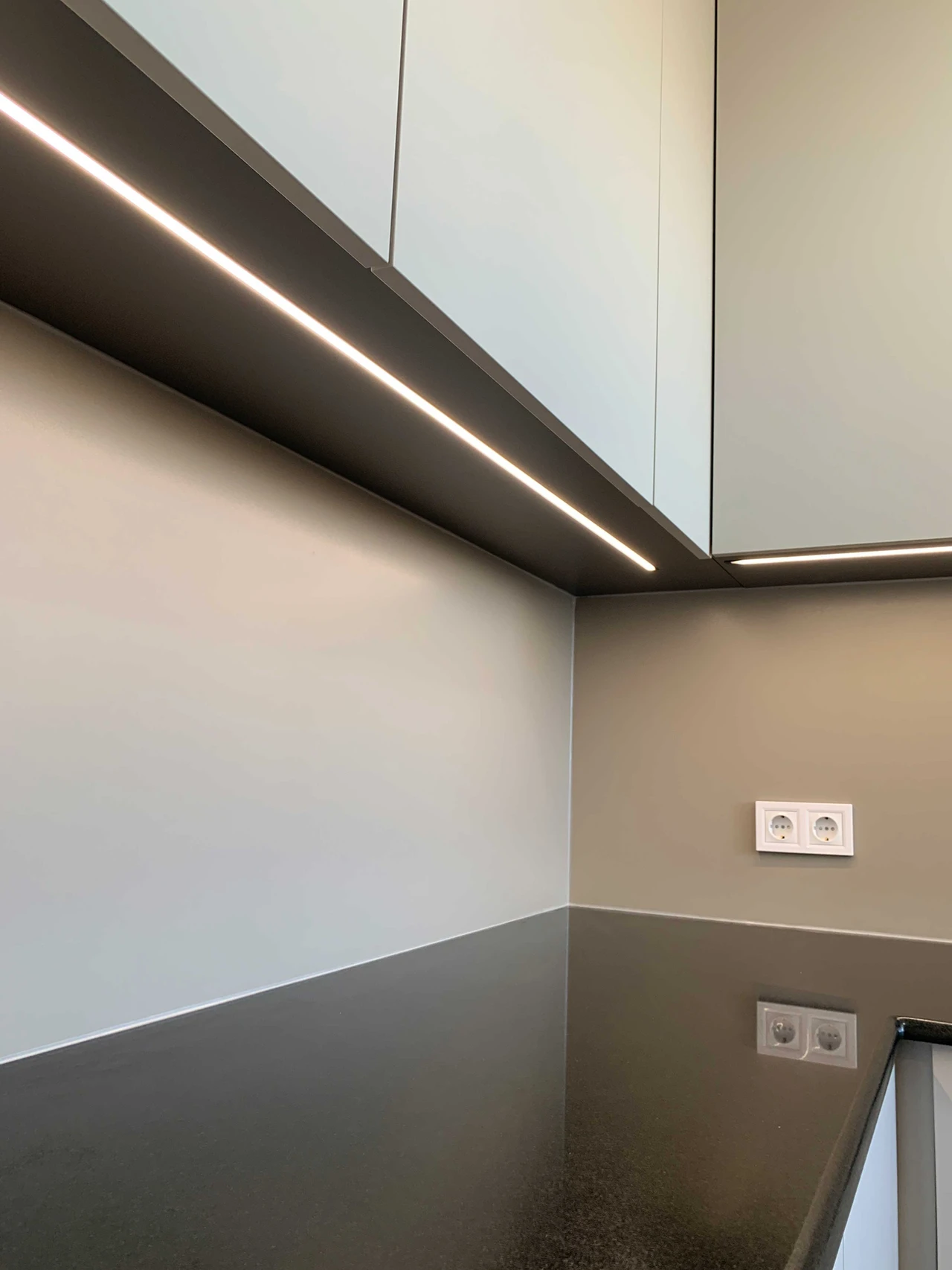 Iluminación LED bajo muebles altos de cocina