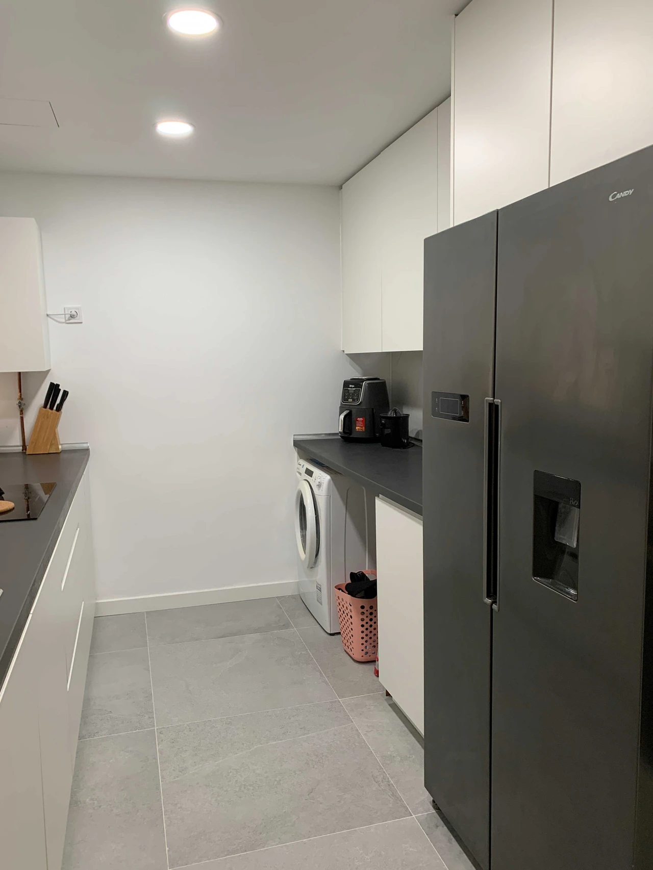 Cocina con zona de lavandería y frigorífico americano