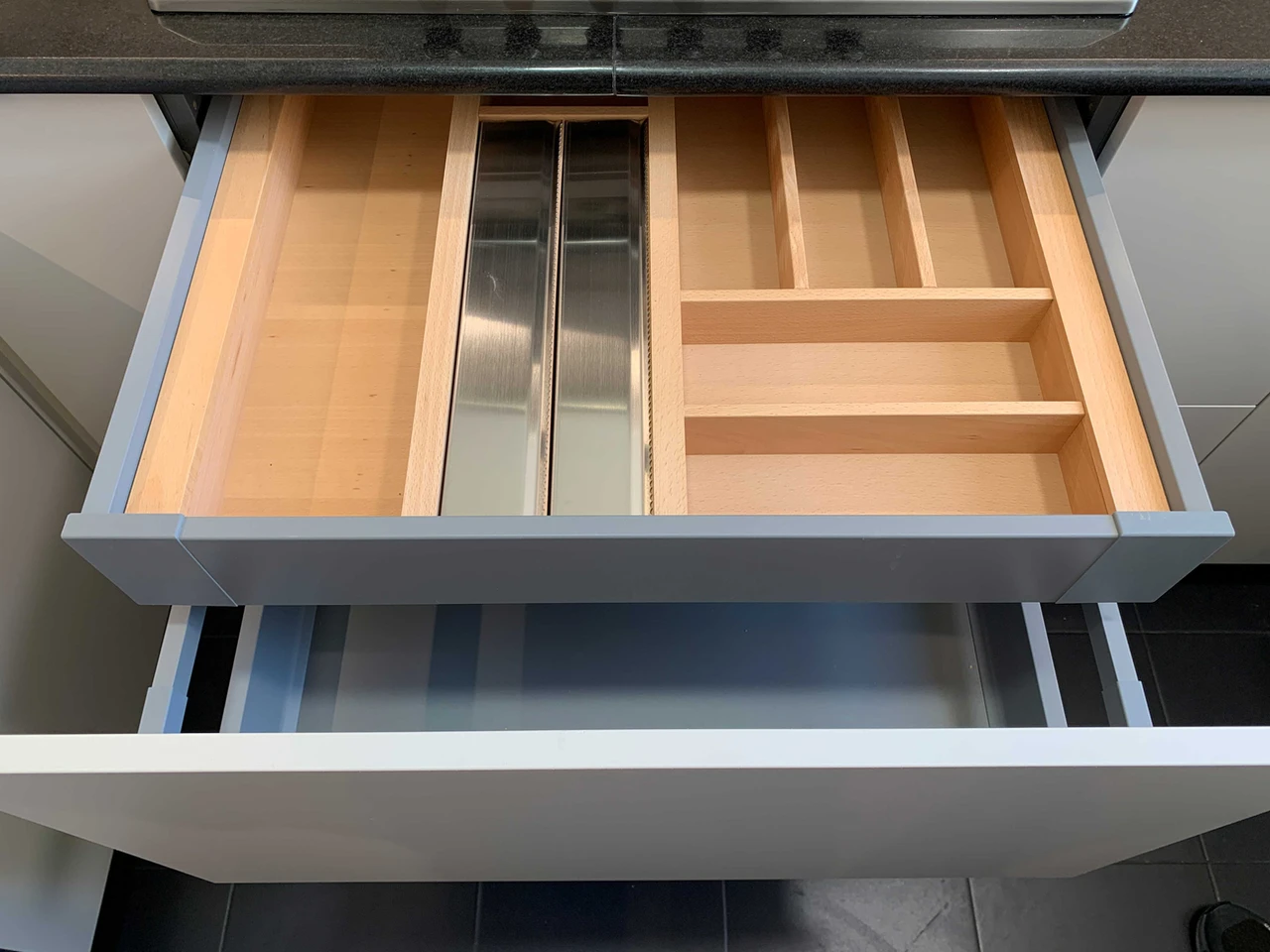 Organizador de madera dentro de cajón de cocina
